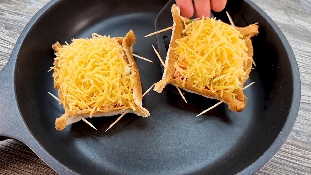 Горячие тосты с начинкой - простые идеи для завтрака (пошаговый рецепт)