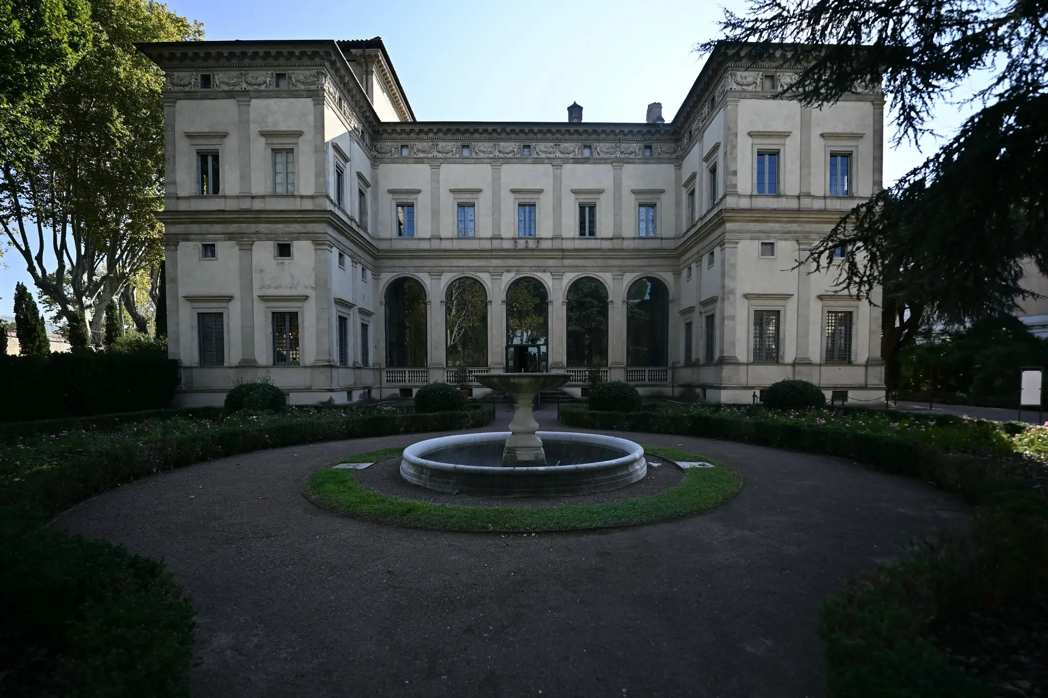 Фрески XVII века, спрятанные над дверным проёмом, выходят на свет