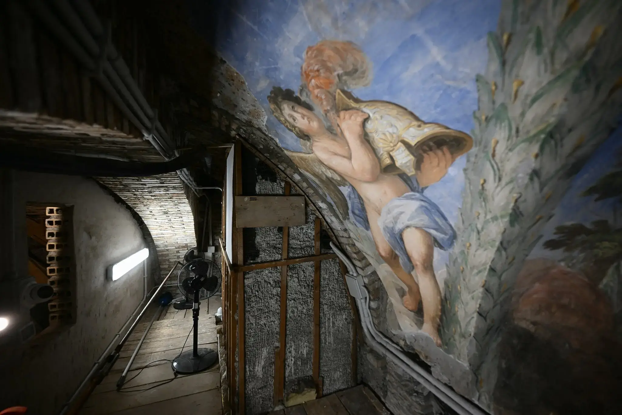 Фрески XVII века, спрятанные над дверным проёмом, выходят на свет