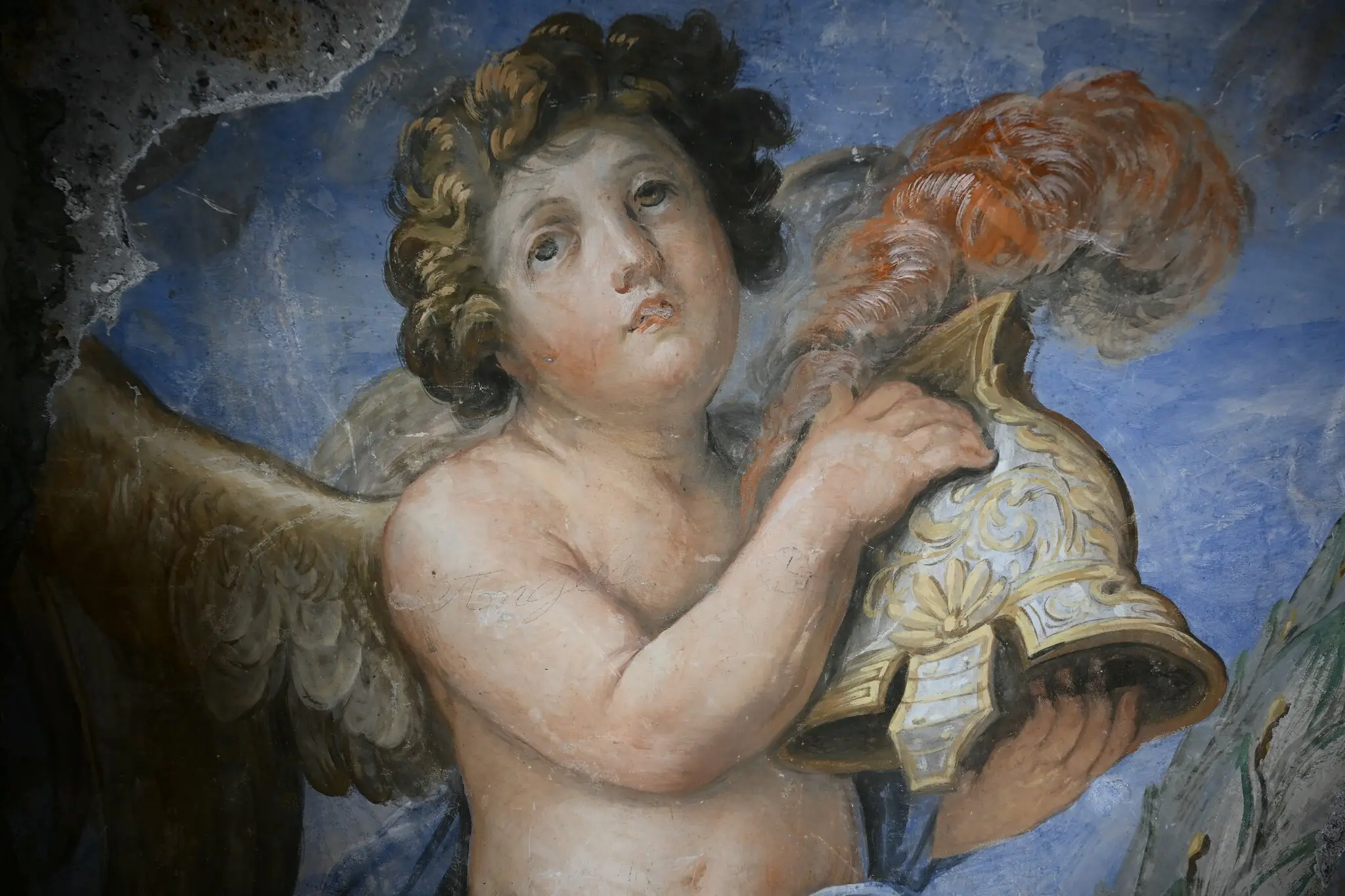 Фрески XVII века, спрятанные над дверным проёмом, выходят на свет