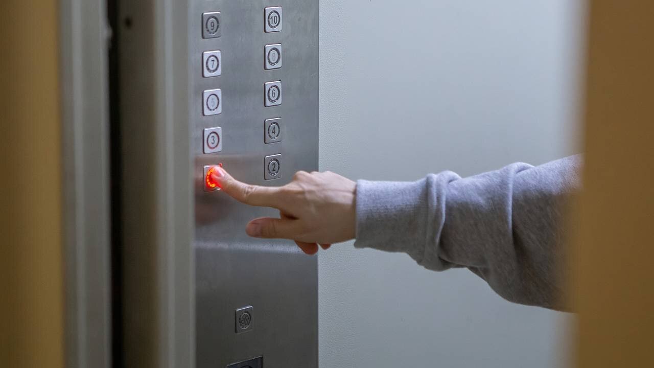 Лифт стал дороже! Как новый закон повлияет на ваши счета ЖКХ?