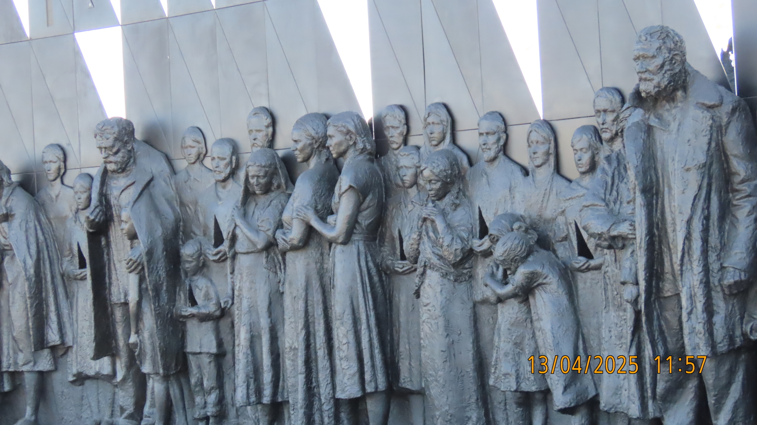 «Мирным гражданам СССР, погибшим в ходе Великой отечественной войны»