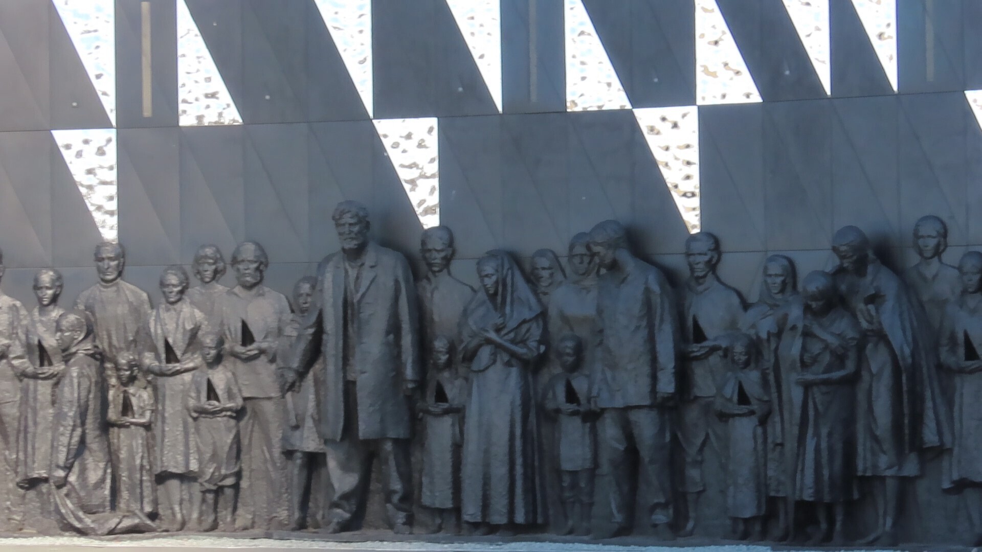 «Мирным гражданам СССР, погибшим в ходе Великой отечественной войны»