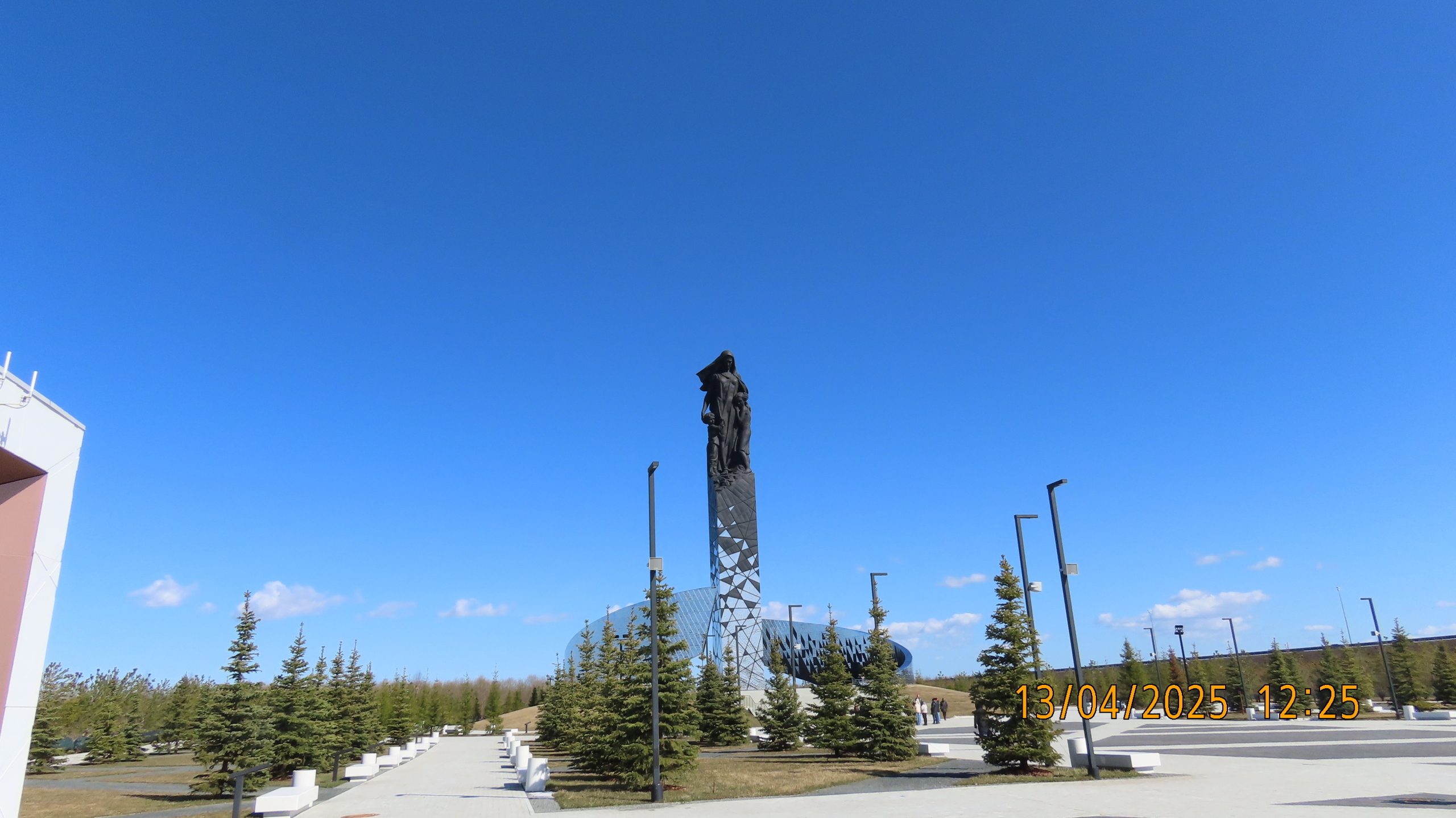 «Мирным гражданам СССР, погибшим в ходе Великой отечественной войны»