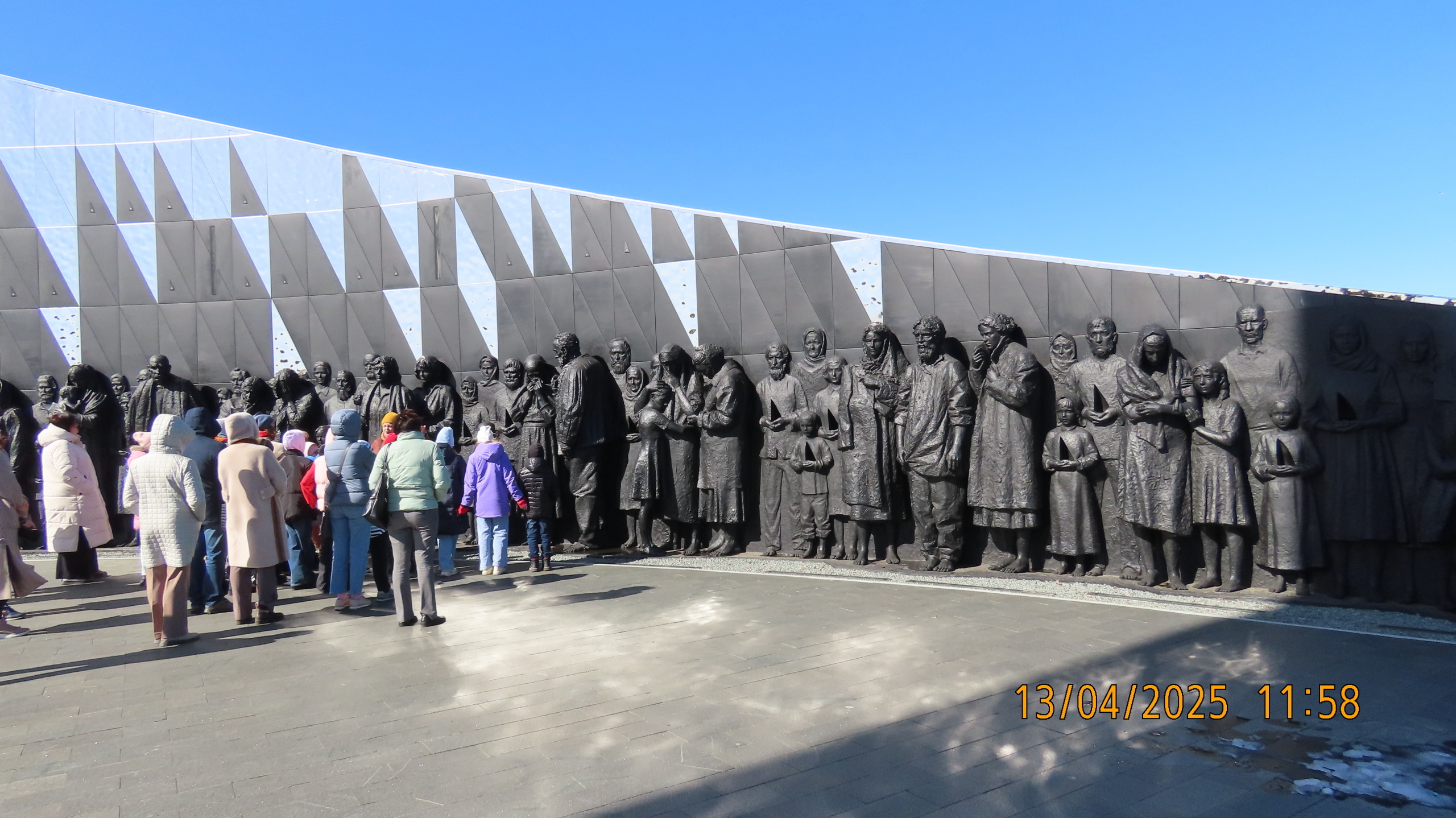 «Мирным гражданам СССР, погибшим в ходе Великой отечественной войны»