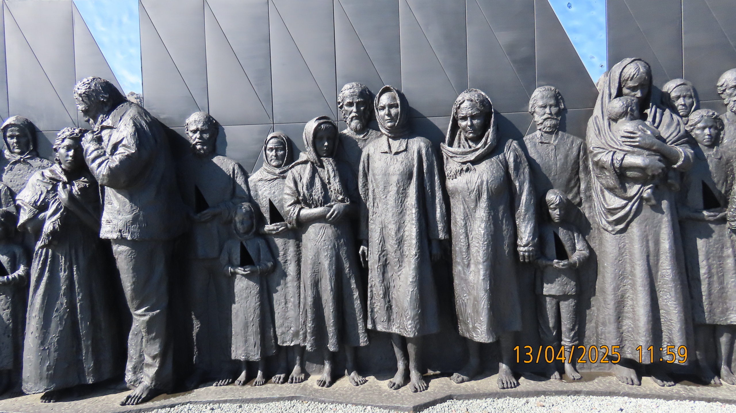 «Мирным гражданам СССР, погибшим в ходе Великой отечественной войны»