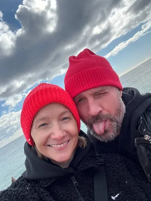 Роман Костомаров показал трогательные снимки с женой, сделанные на берегу моря