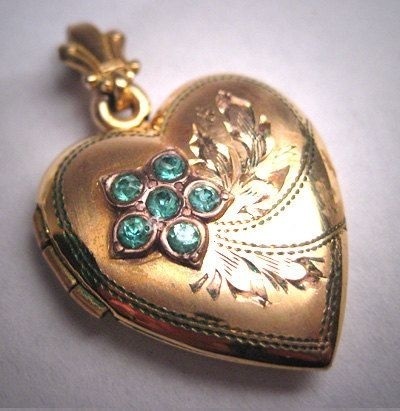 Некрасивая женщина с красивым кулоном