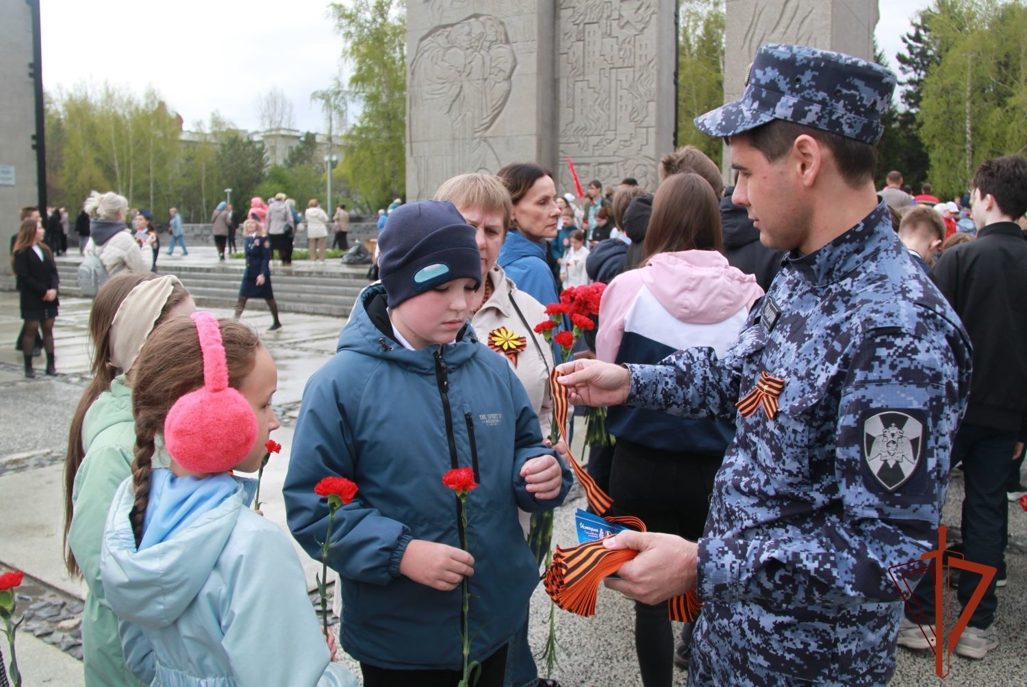 В Новосибирске сотрудники вневедомственной охраны и курсанты военного института Росгвардии вручили горожанам георгиевские ленточки В Новосибирске сотрудники вневедомственной охраны и курсанты военного института Росгвардии вручили горожанам георгиевские ленточки