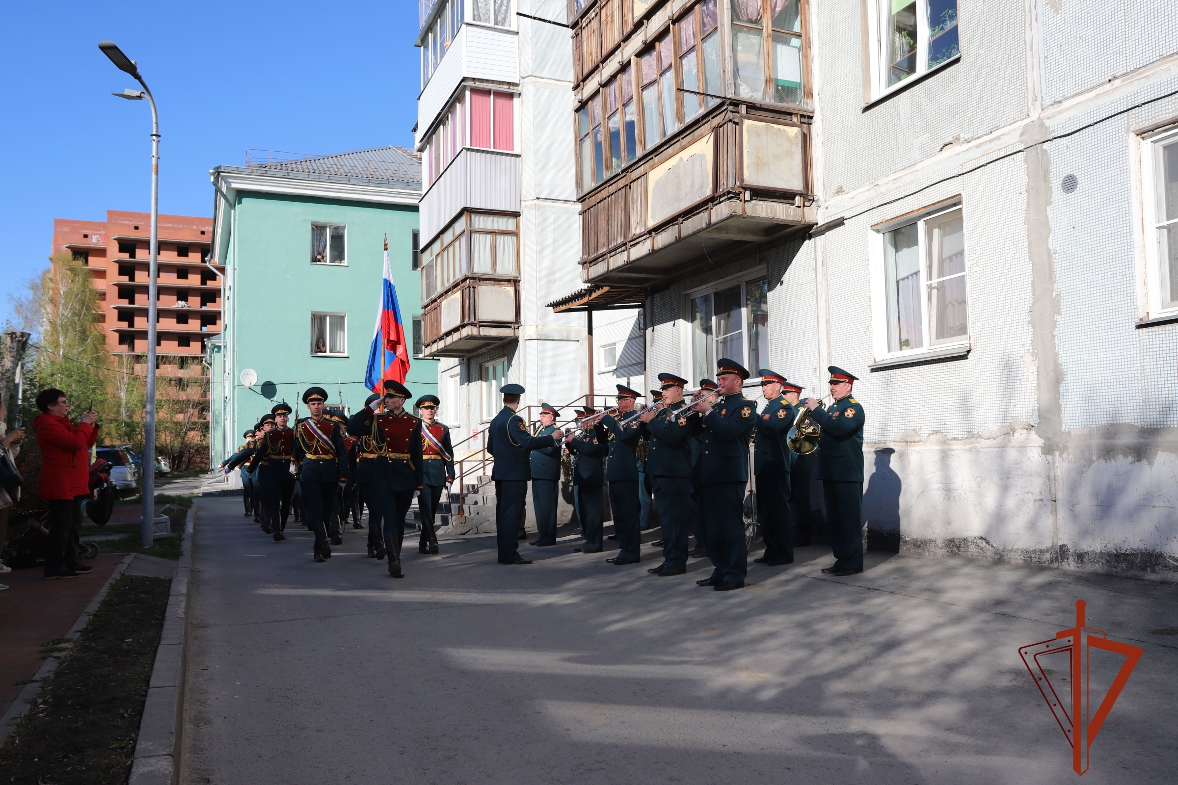Курсанты Новосибирского военного института Росгвардии организовали парад у дома ветеранов