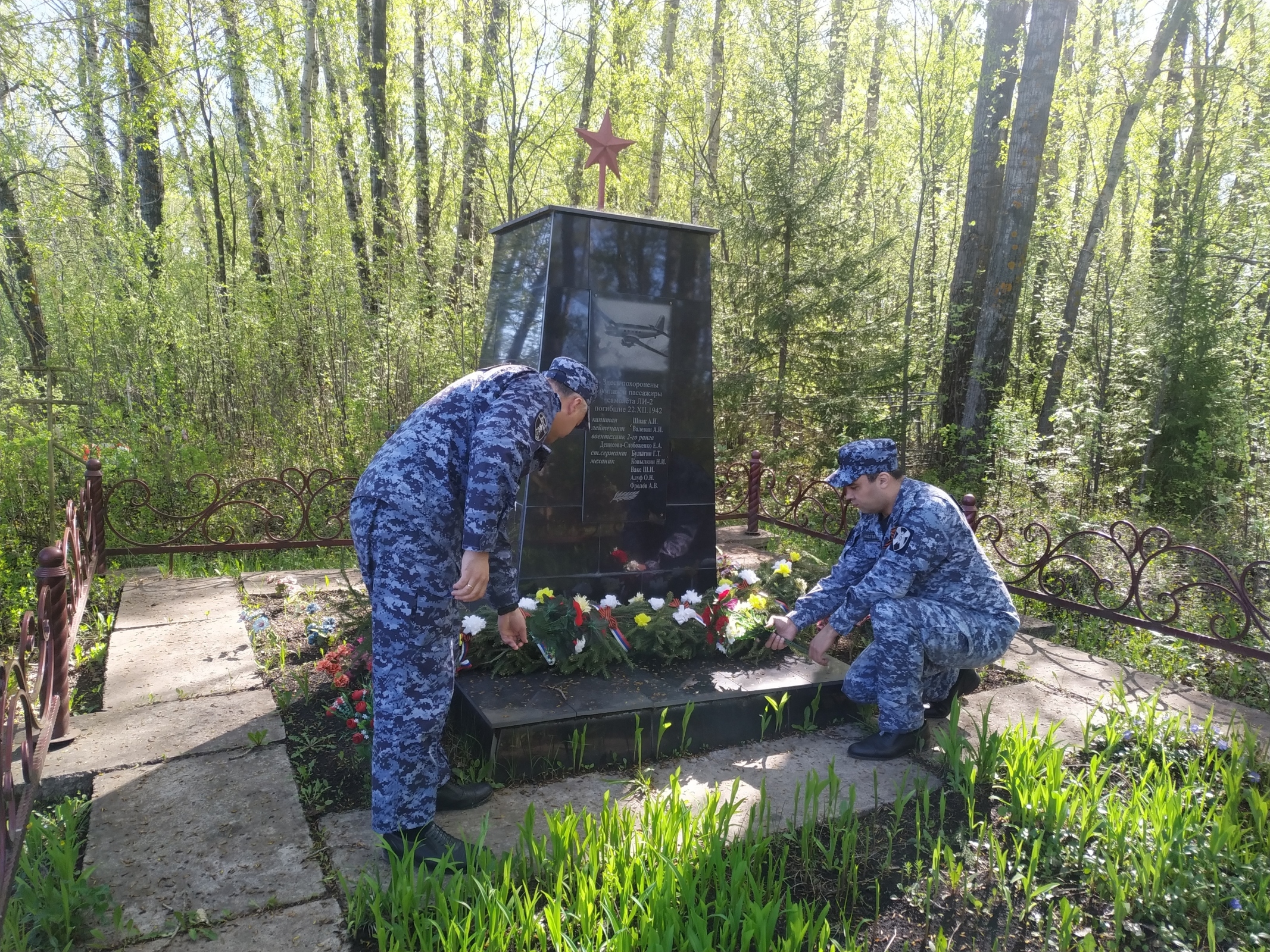 Сотрудники ОВО Росгвардии почтили память погибших военных лётчиков городе Янаул