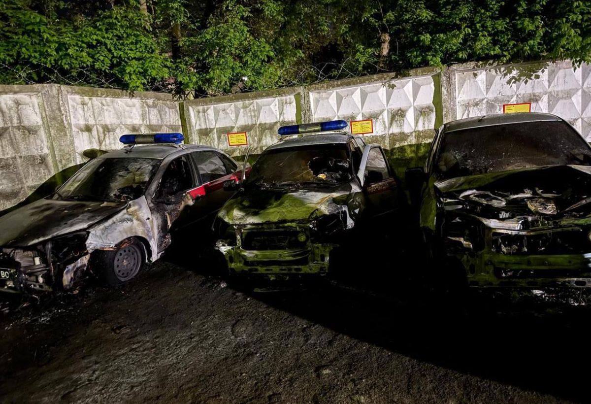 В Калуге женщина подожгла автомобили Росгвардии.