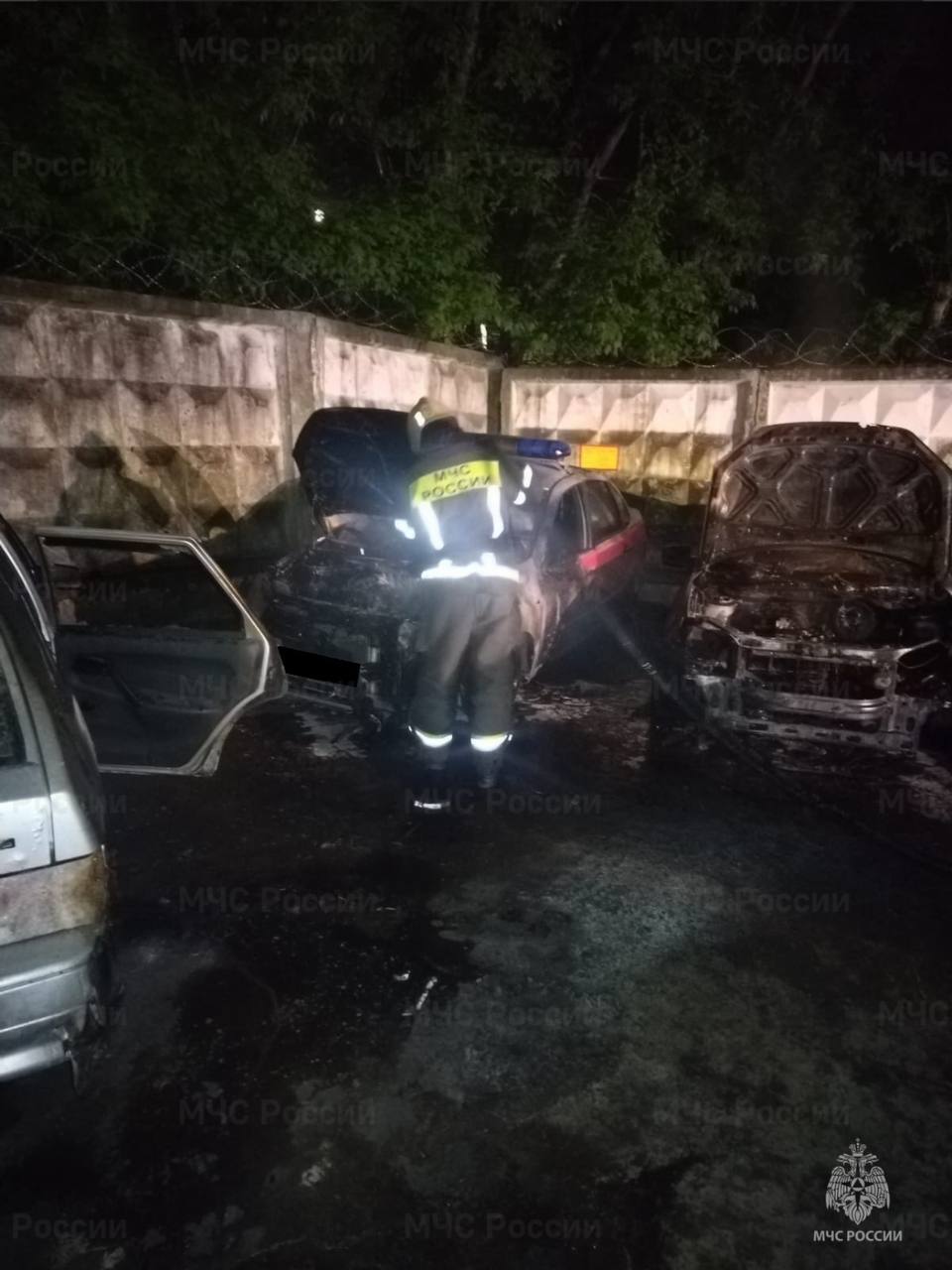 В Калуге женщина подожгла автомобили Росгвардии.