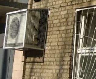 Приключение Алмаса. «Героя-любовника», висевшего на кондиционере в Подмосковье, обвинили в попытке изнасилования