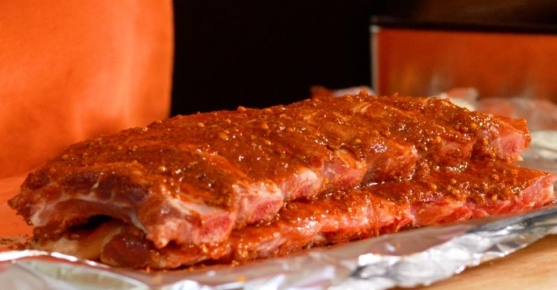 Свиные рёбрышки в пикантном соусе с ягодами и чипсы из батата