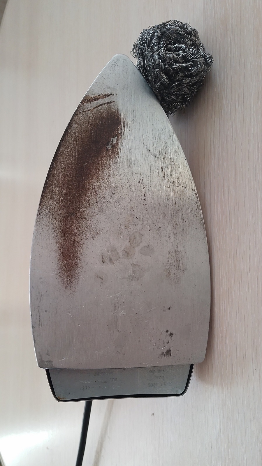 Три способа по очистке утюга от пригара