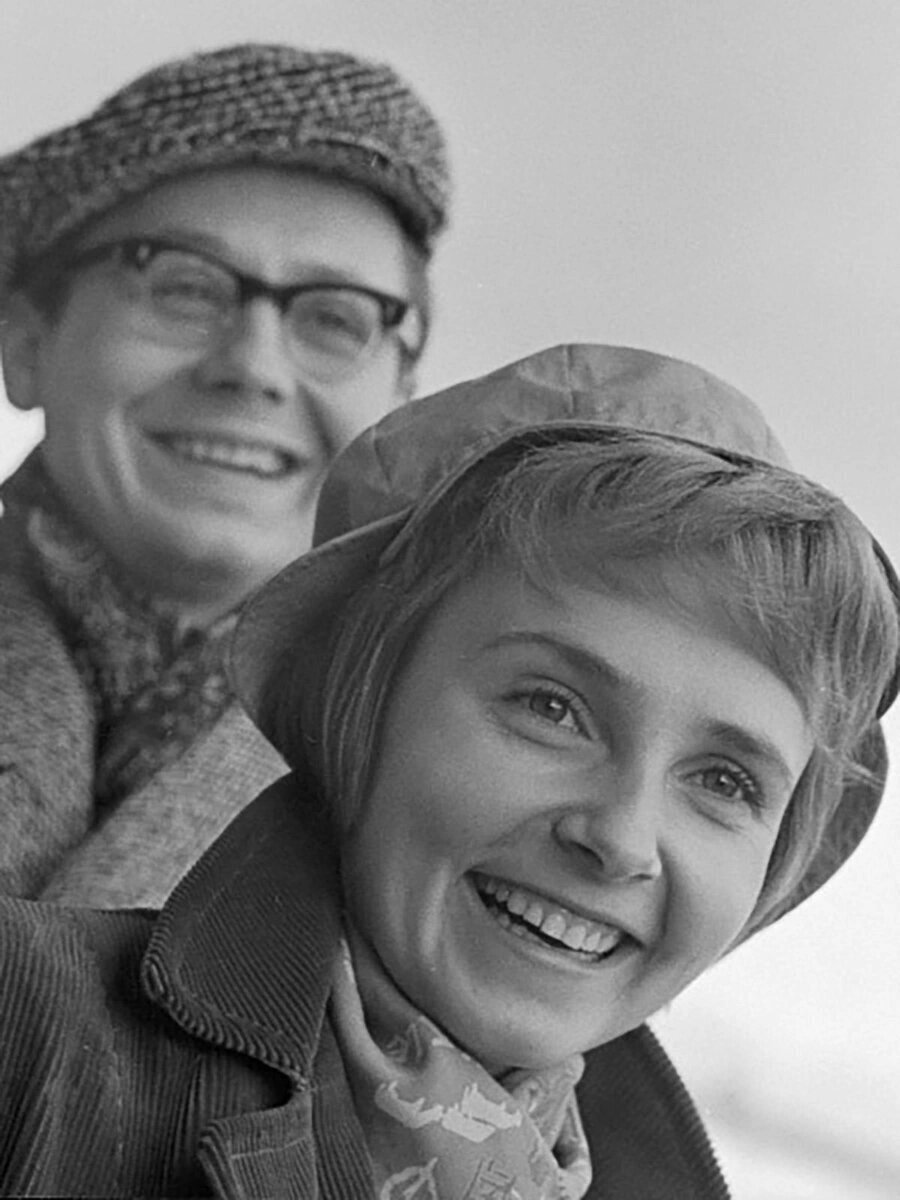 "Люсенька, ты пожалеешь, еще рано, не надо, деточка...!": роман Олега Табакова и скромницы Людмилы Крыловой завязался в первую же ночь