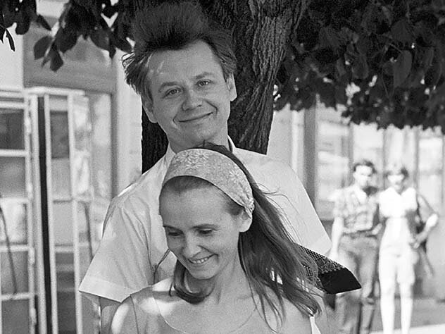 "Люсенька, ты пожалеешь, еще рано, не надо, деточка...!": роман Олега Табакова и скромницы Людмилы Крыловой завязался в первую же ночь