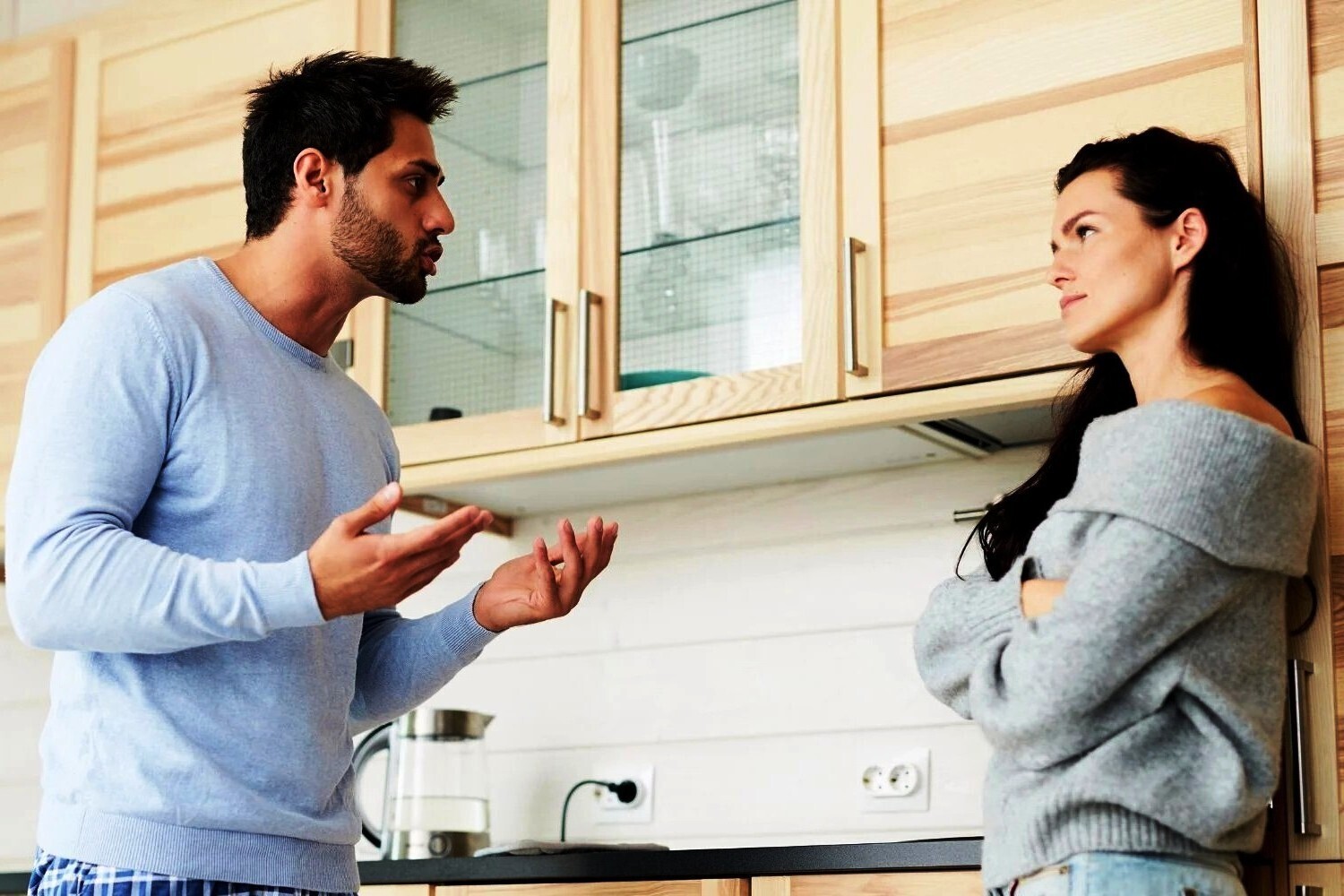 - Моя мать отныне переезжает жить к нам! - прокричал муж. - Я здесь главный, поэтому ты должна мне подчиняться и выполнять все, что говорю!