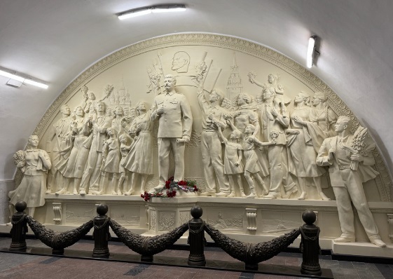 В Москве на станции метро «Таганская» открыт барельеф Сталину.