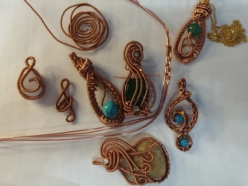 🟩Мои руки изрезаны проволокой, пальцы болят от напряжения, но мне так нравится работать с украшениями и минералами...Похвалите меня. Мне это важно