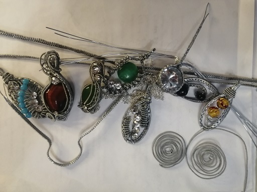 🟩Мои руки изрезаны проволокой, пальцы болят от напряжения, но мне так нравится работать с украшениями и минералами...Похвалите меня. Мне это важно