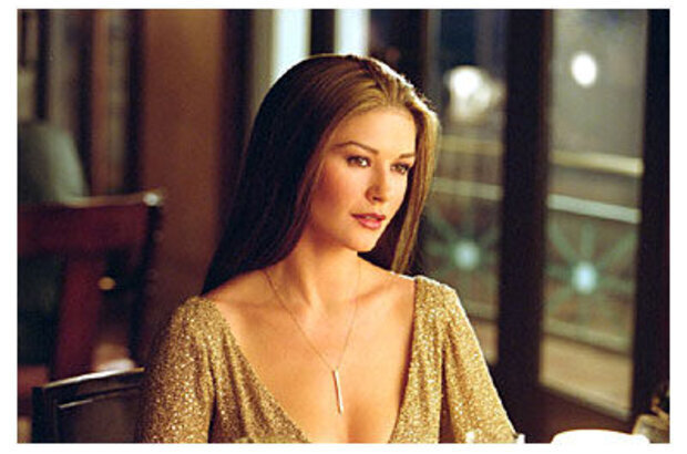 Образ роковой женщины: Кэтрин Зета-Джонс блистает в «Невыносимой жестокости»