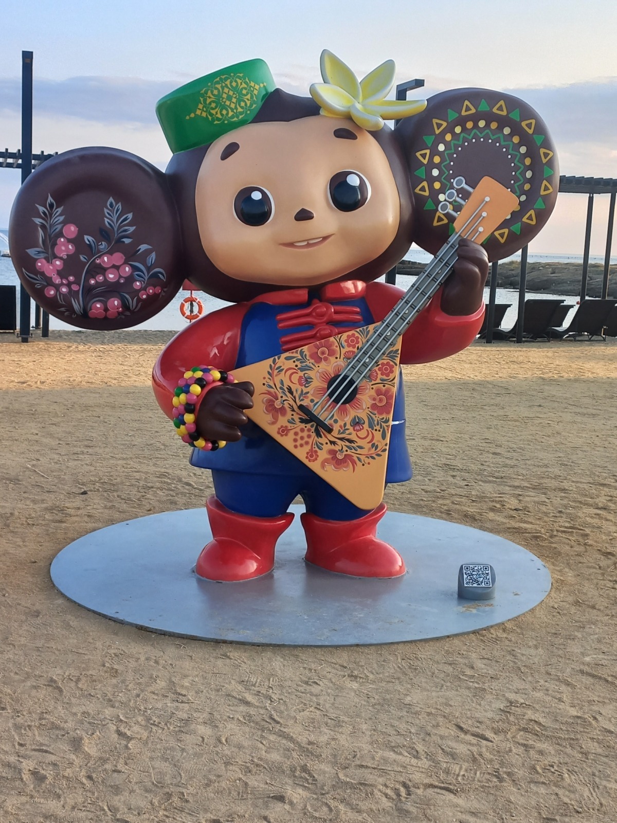 Чебурашка на море ждет ваших автографов