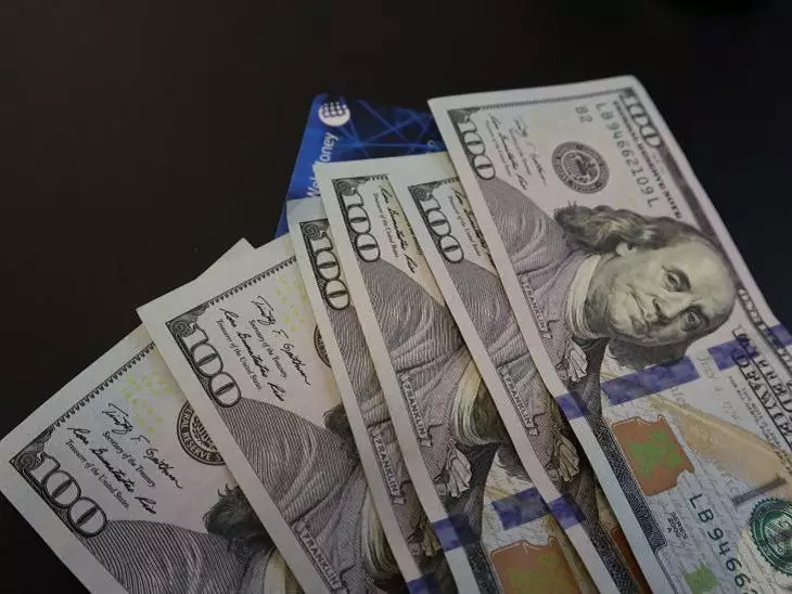 Почему доллар будет расти, даже когда нефть дорожает? Разбираем парадокс 2025 года