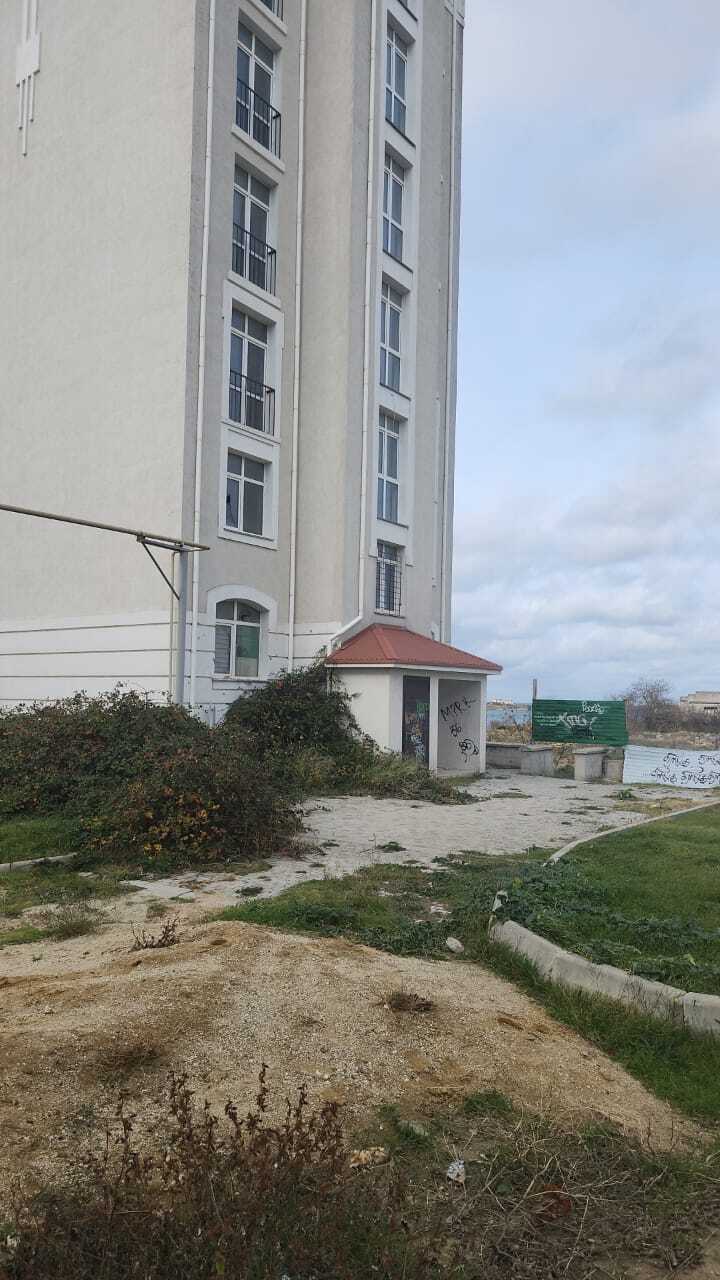 У одинокого 8-этажного 11-квартирно жилого дома, построенного по «украинским документам» в районе Омеги, есть обманутые дольщики.