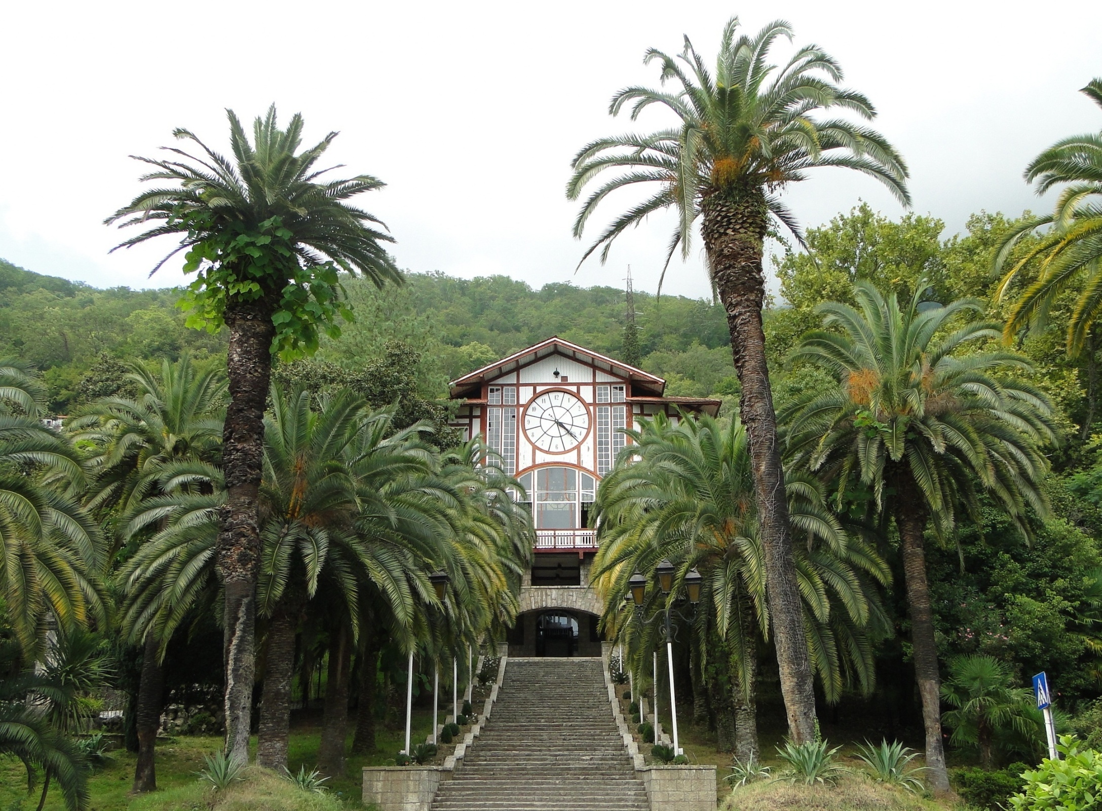 Похоже Абхазия упорно хочет лишиться российских туристов. Очередное высказывание абхазского чиновника