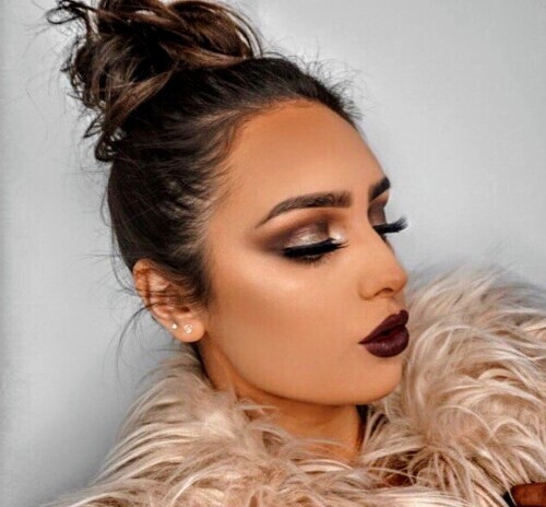 Эми-Роуз Уокер Пучок Причёски Небрежный Тёмный