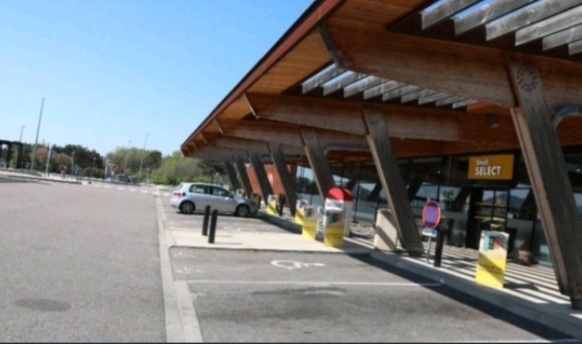 Во Франции мужчина забыл жену на заправке и вспомнил о ней спустя 300 км.