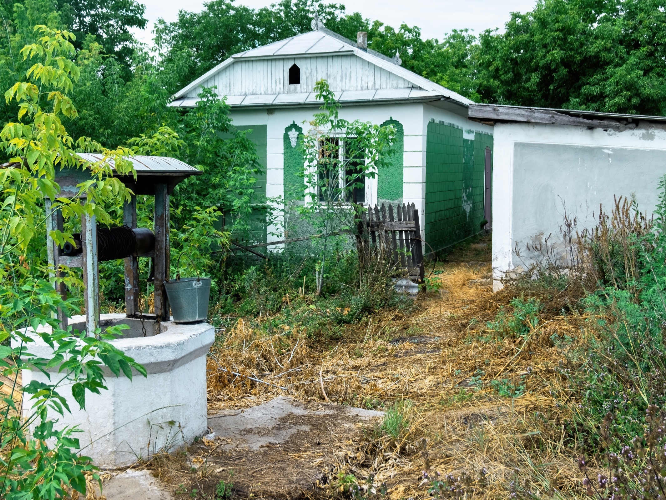 Можно ли забрать в собственность заброшенный соседский участок?