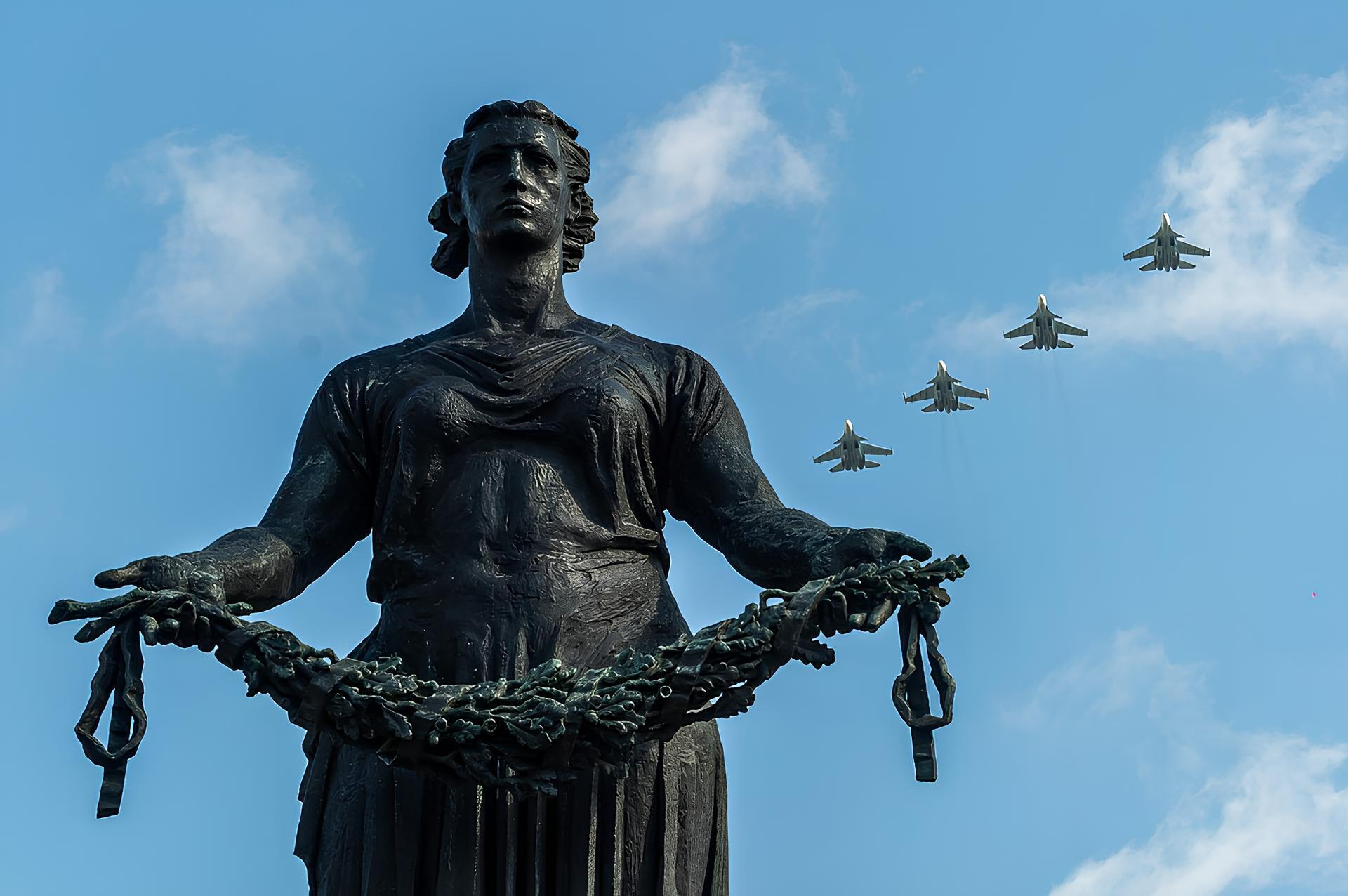 С разбитыми коленями.