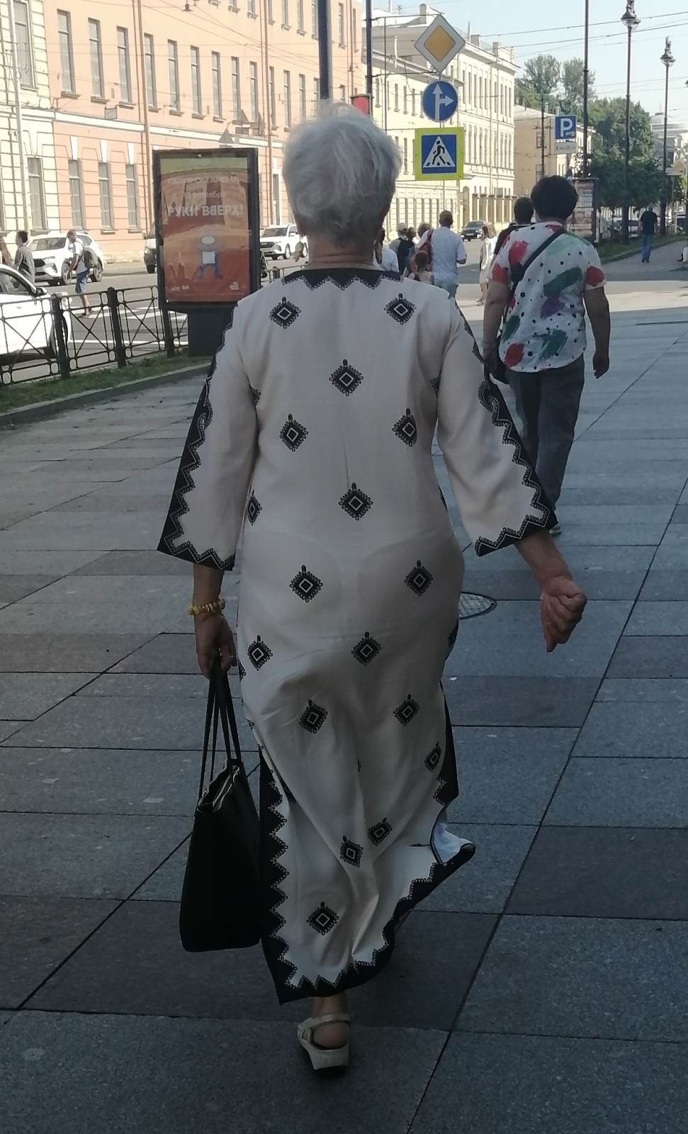 Платье, которое не столько скрывает, сколько выпячивает...