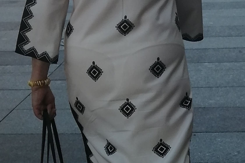 Платье, которое не столько скрывает, сколько выпячивает...