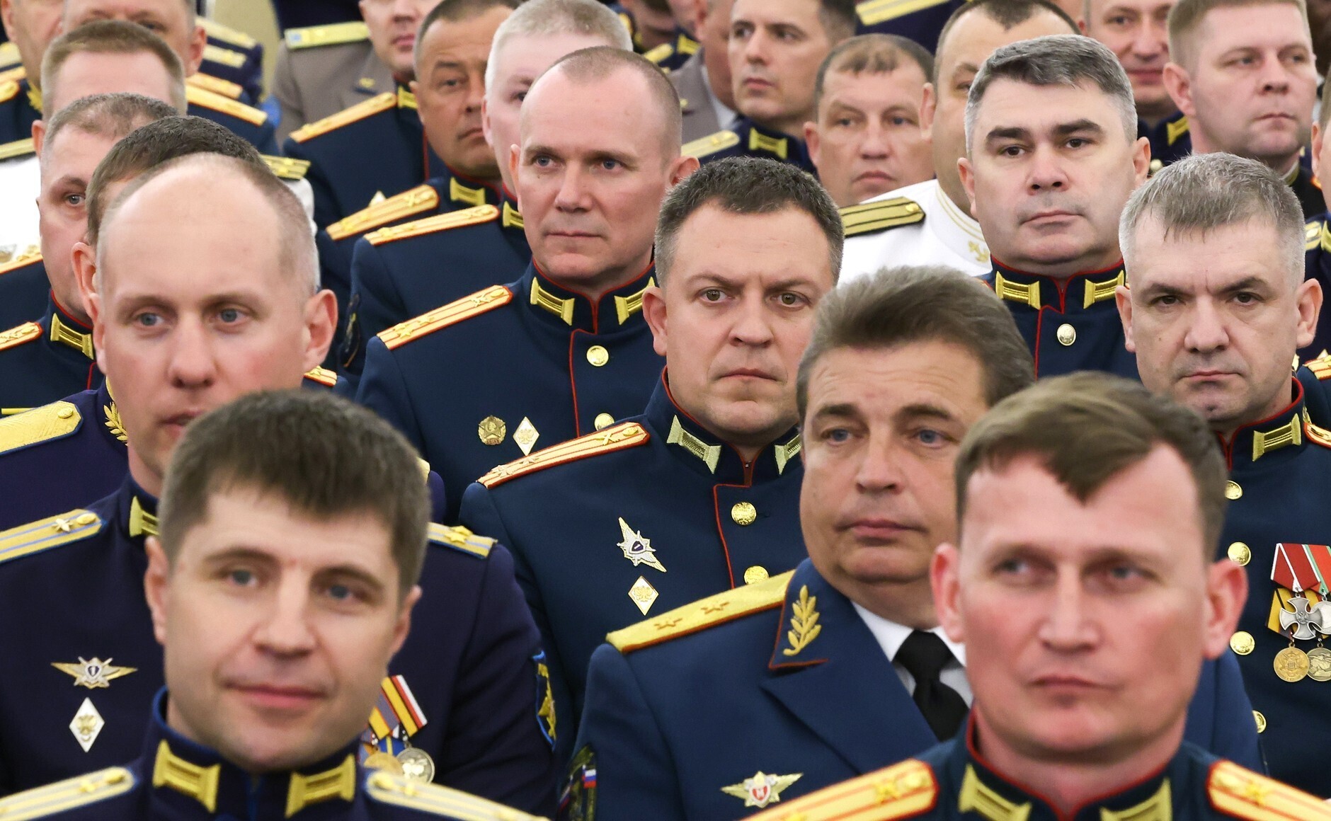 Военные пенсии и зарплаты силовикам увеличат больше, чем планировалось. Но есть и ложка дегтя