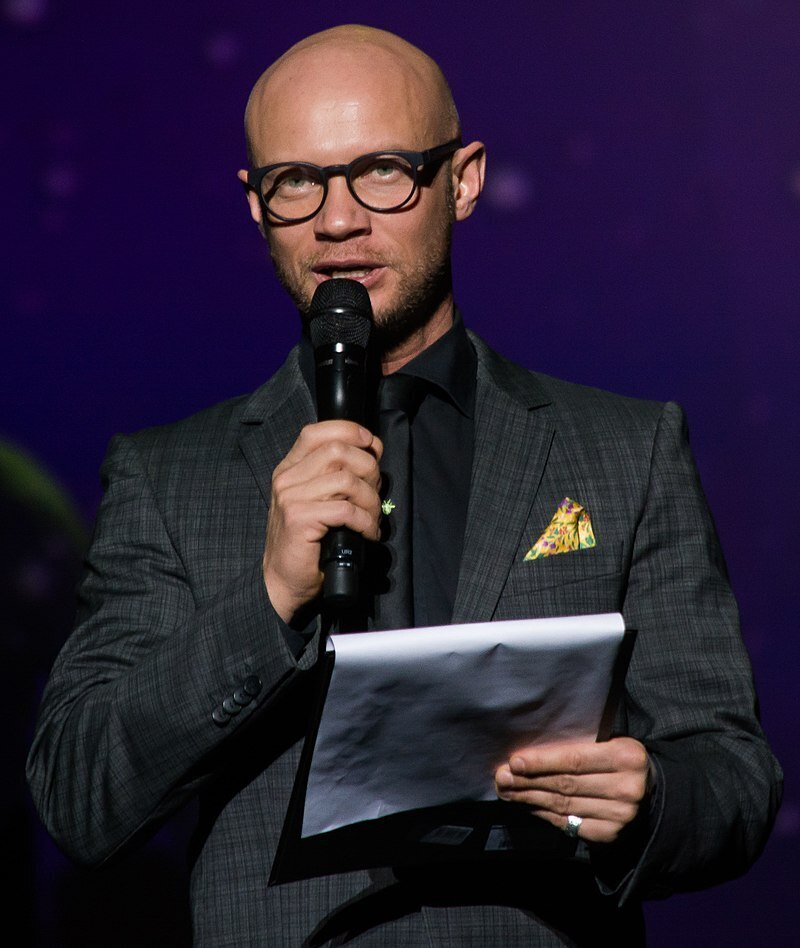 Карьера ведущего Высшей лиги КВН под угрозой: Хрусталев устроил пьяный дебош на борту самолета