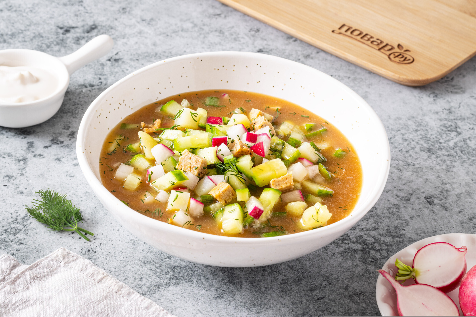 Освежающая вегетарианская окрошка на тофу с зеленью и овощами. Пошаговый рецепт