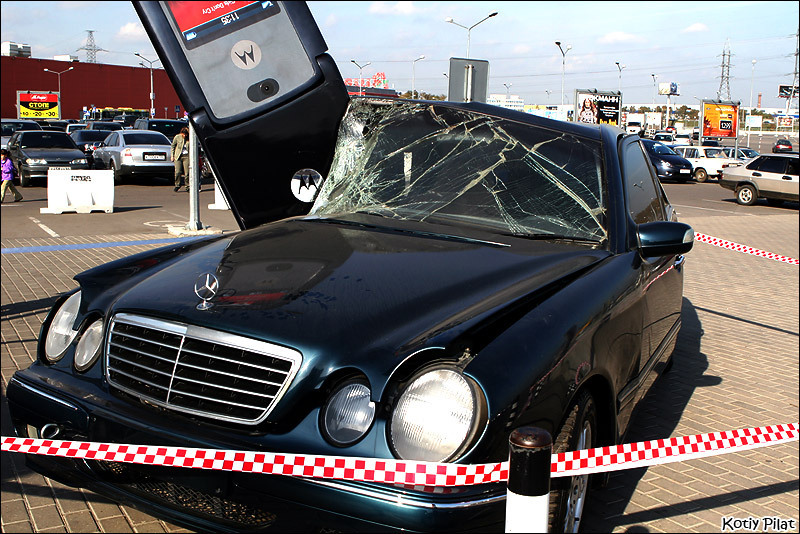 Чистый "Mercedes с кровавым следом"))