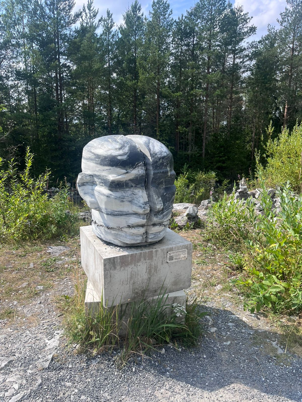 Карелия: Удивительное разнообразие природы с водопадами и озерами