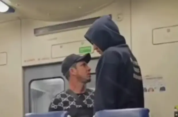 🔥🔥🔥Подольск. Ценный специалист уже занес руку для удара контролера в электричке, но встал парень под 2 метра ростом, фасонистую кепочку поправил...