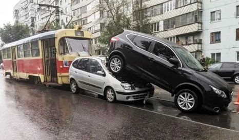 Веду трамвай - хурму кущаю, тут авария, э, давай плати, дарагой