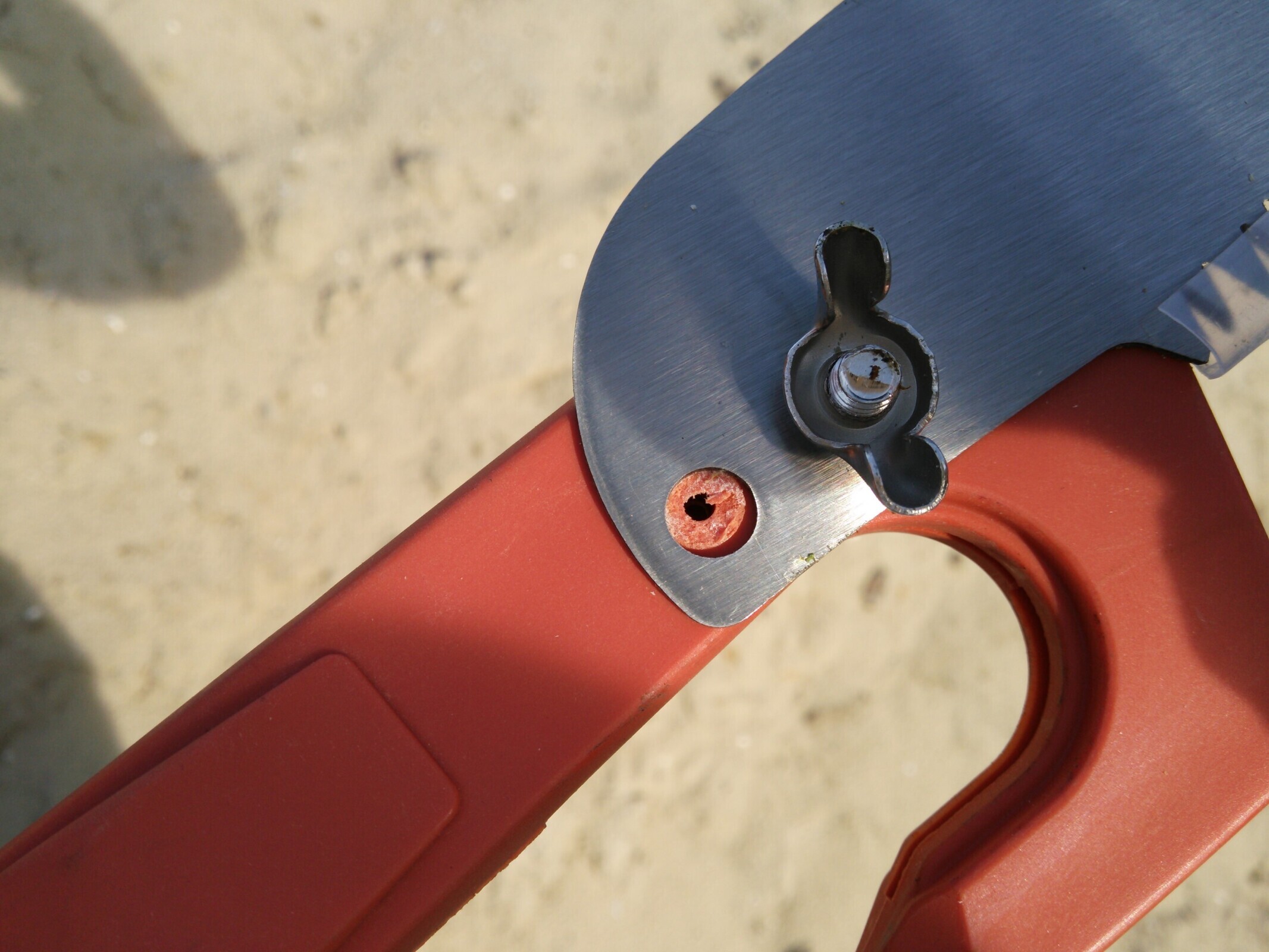 Купил высоторез-сучкорез. Сломалось крепление на 7 ветке примерно. Зачем делают крепления и ответственные части из пластика?