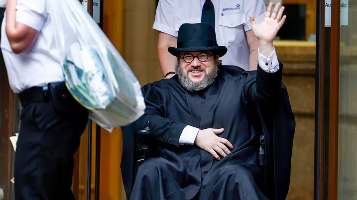 Американец обвинённый в изнасиловании сбежал за границу, инсценировав смерть.