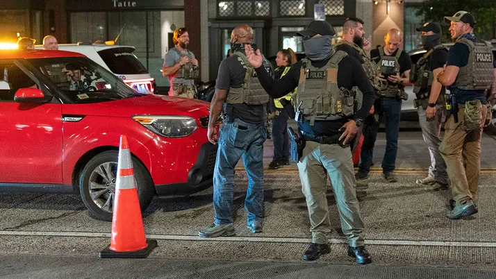 «Убирайтесь с наших улиц!» кричали полицейским на улице Вашингтона.