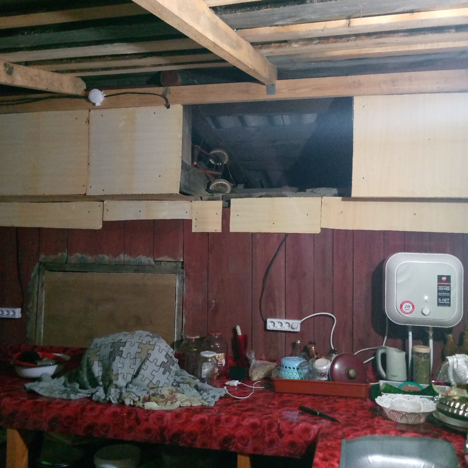 Доделываем летнюю кухню внутри.