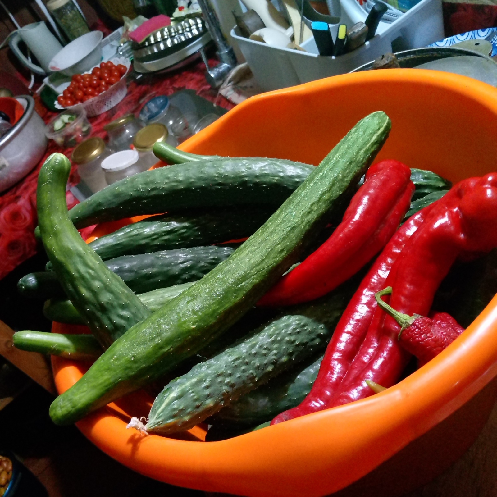 Доделываем летнюю кухню внутри.