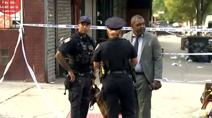 Массовая стрельба в баре Нью-Йорка унесла жизни по меньшей мере трёх человек.